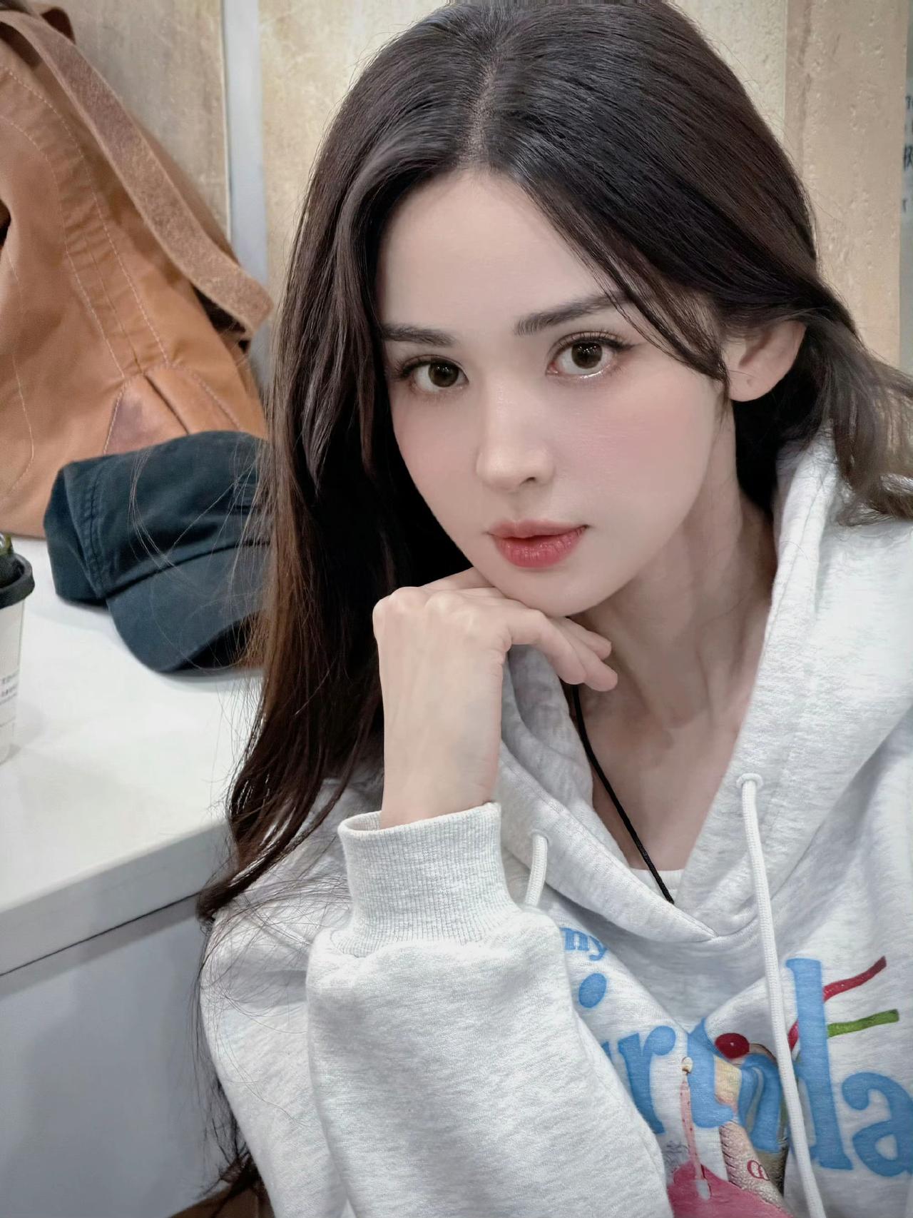 新鲜的娜扎[奸笑]
古力娜扎