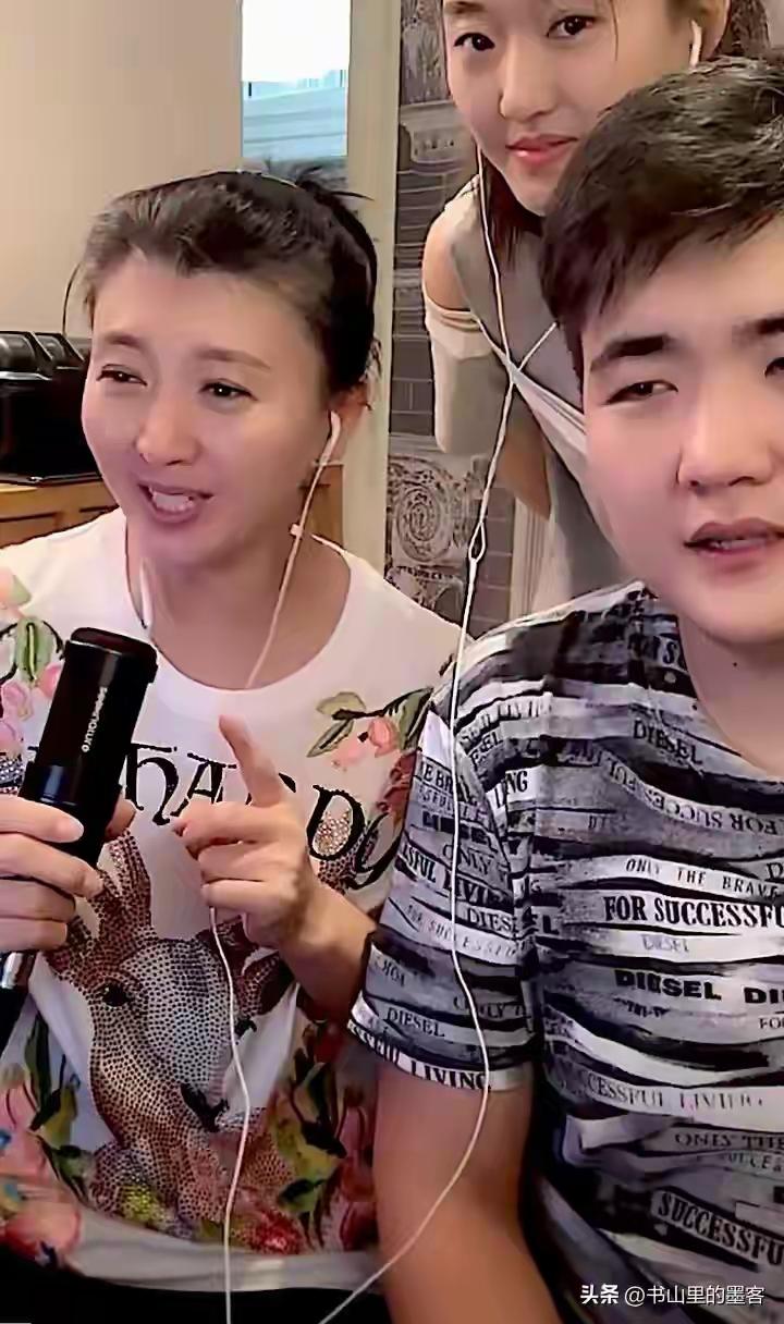 【闫学晶“哭穷”风波后首现身：公众人物的舆论压力与明星形象维护】

近日，著名演