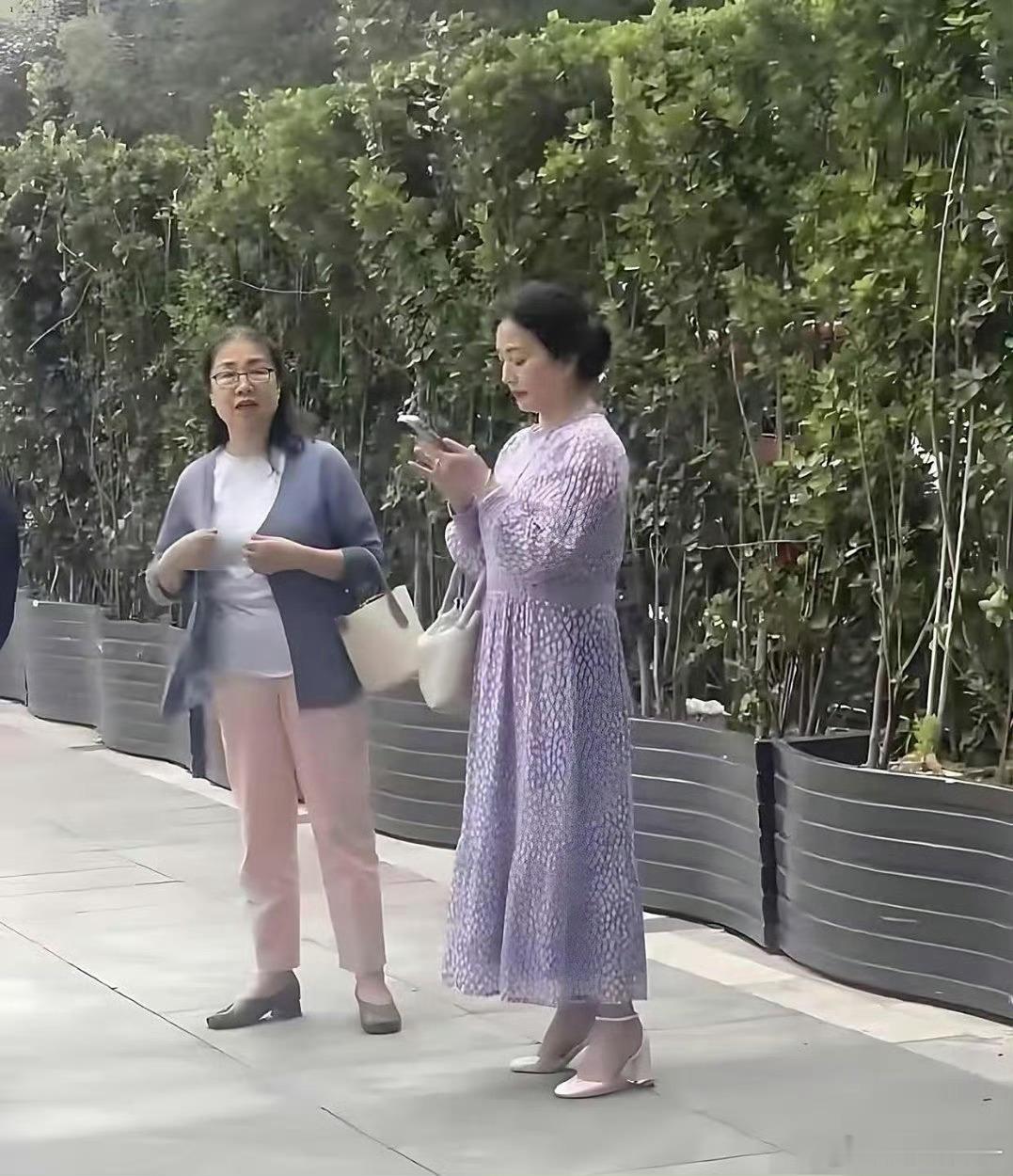 天呐！刘亦菲妈妈被偶遇，都 65 岁了，还是美得不像话！太让人羡慕。 
