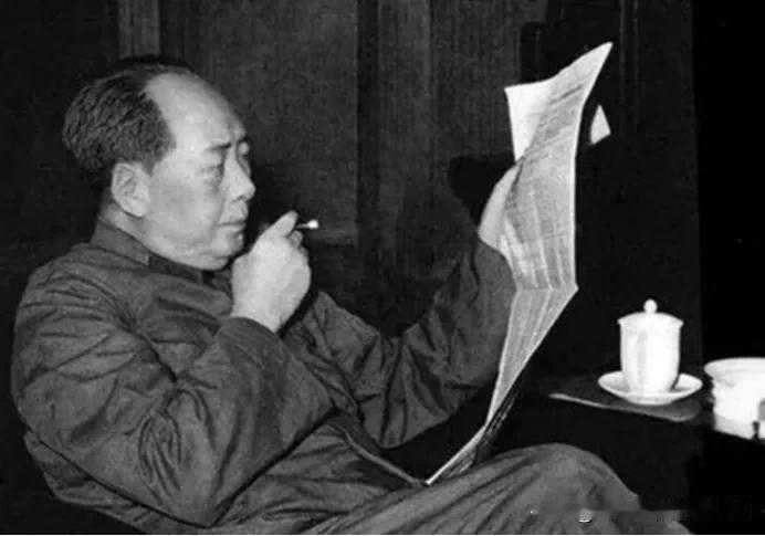 1969年的一次会议上，毛主席目光在李先念手中的雪茄上停留了许久，才开口笑着说：