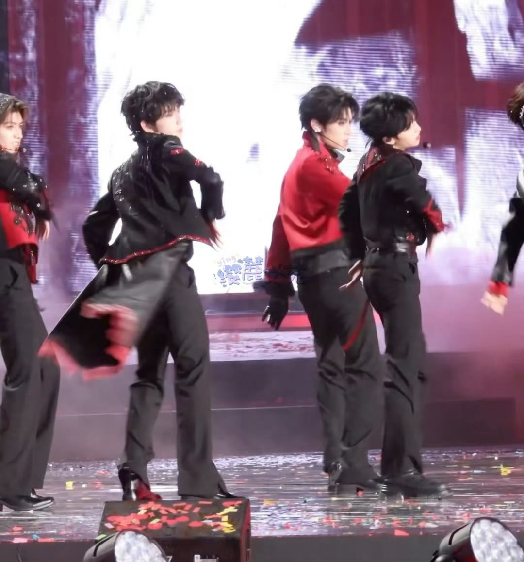 橹穆美杜莎舞台。。专属于橹穆的手势🤘🤘橹穆站姐出图