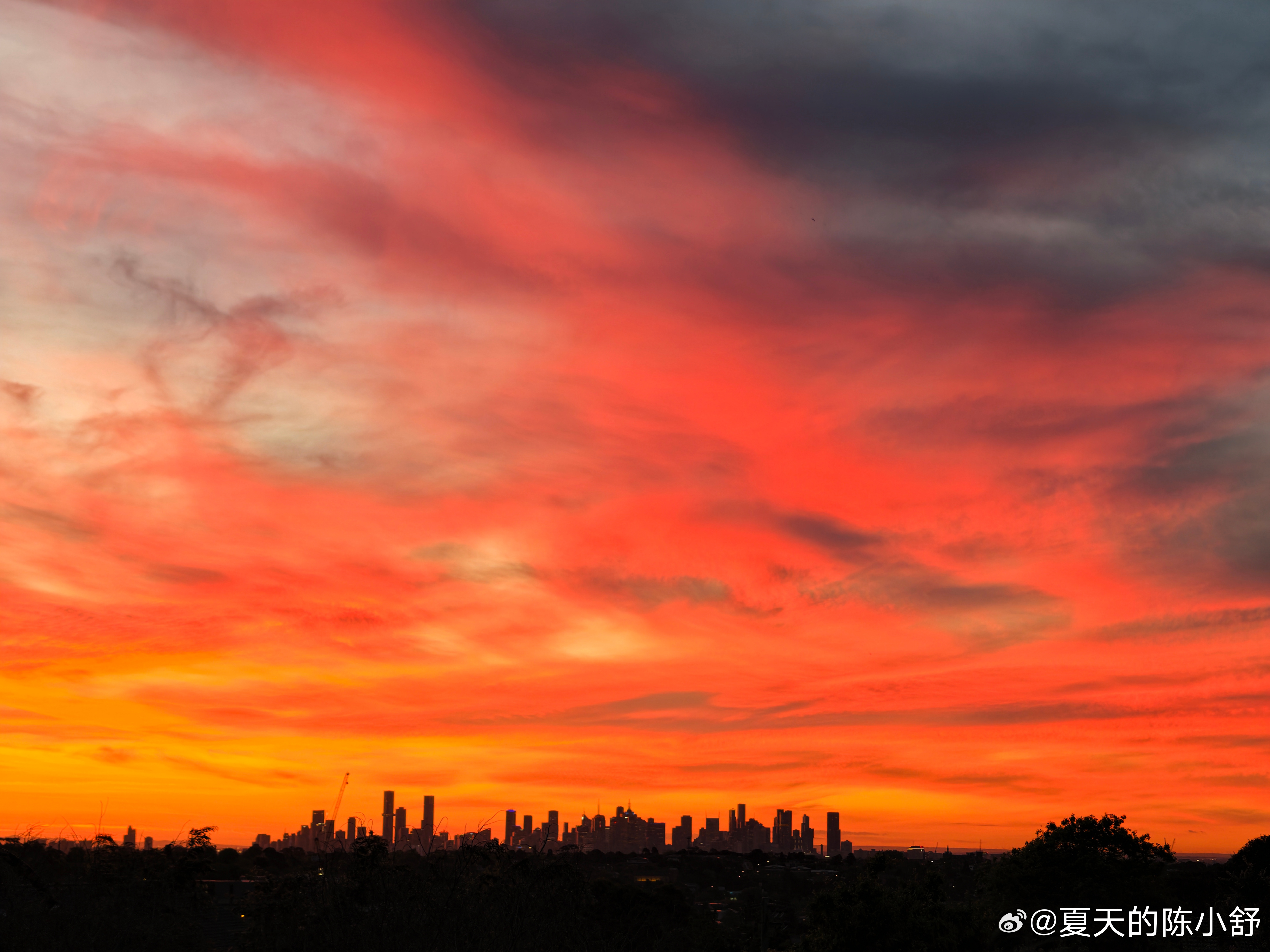 傍晚的火烧云，很美。wow～妞妞说， It's like the sky is 