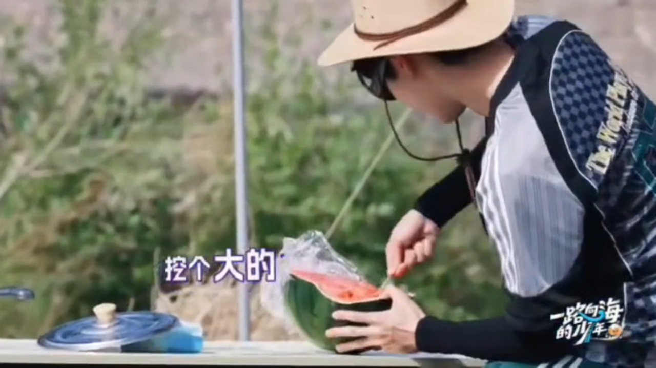 朱志鑫贪吃鬼朱志鑫这下白忙活了朱志鑫真·贪吃鬼实锤！使劲挖了一大勺西瓜，结果时间