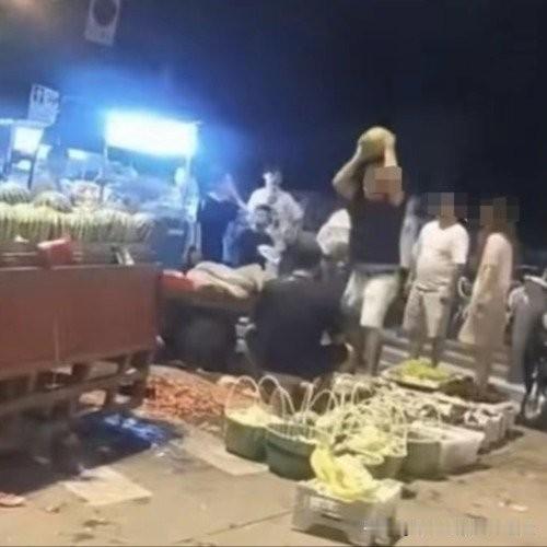 近日浙江宁波夜市发生一起令人气愤的冲突事件。一名顾客在水果摊挑选西瓜时与摊主发生