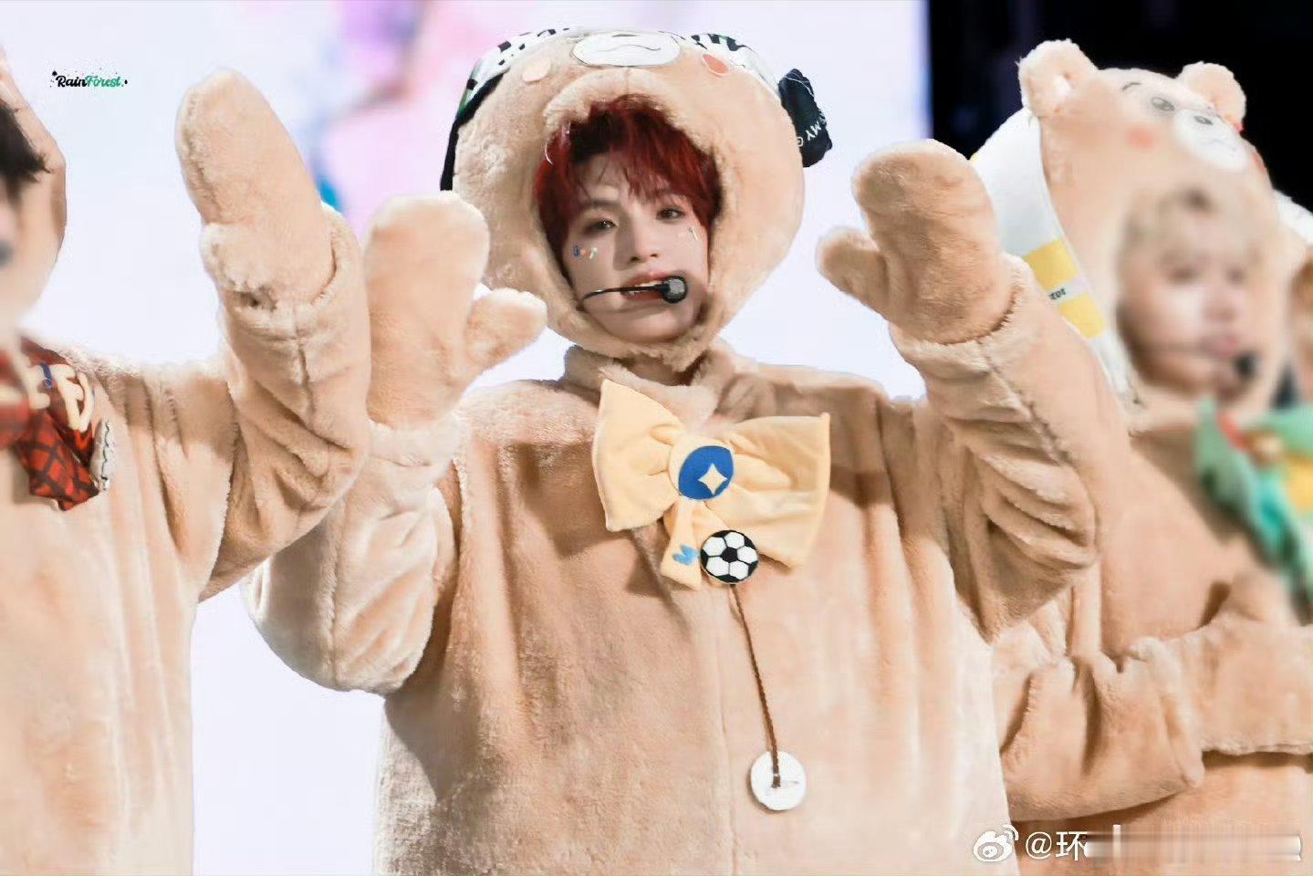 张泽禹别回头别停留变装青春印在炽热红发，收尾藏于温柔变装，张泽禹坚定前行，黑发新