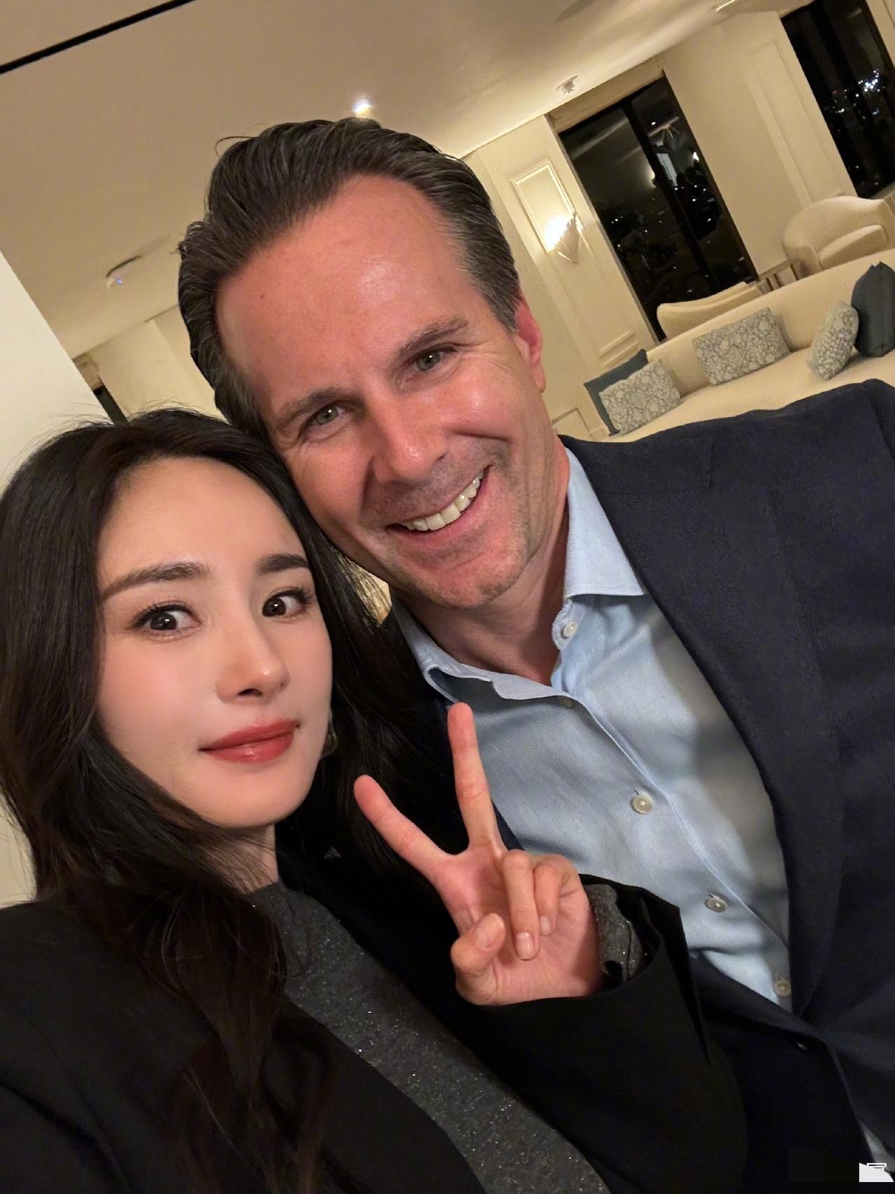 和杨幂合影的这位男士是谁？看上去关系挺好的