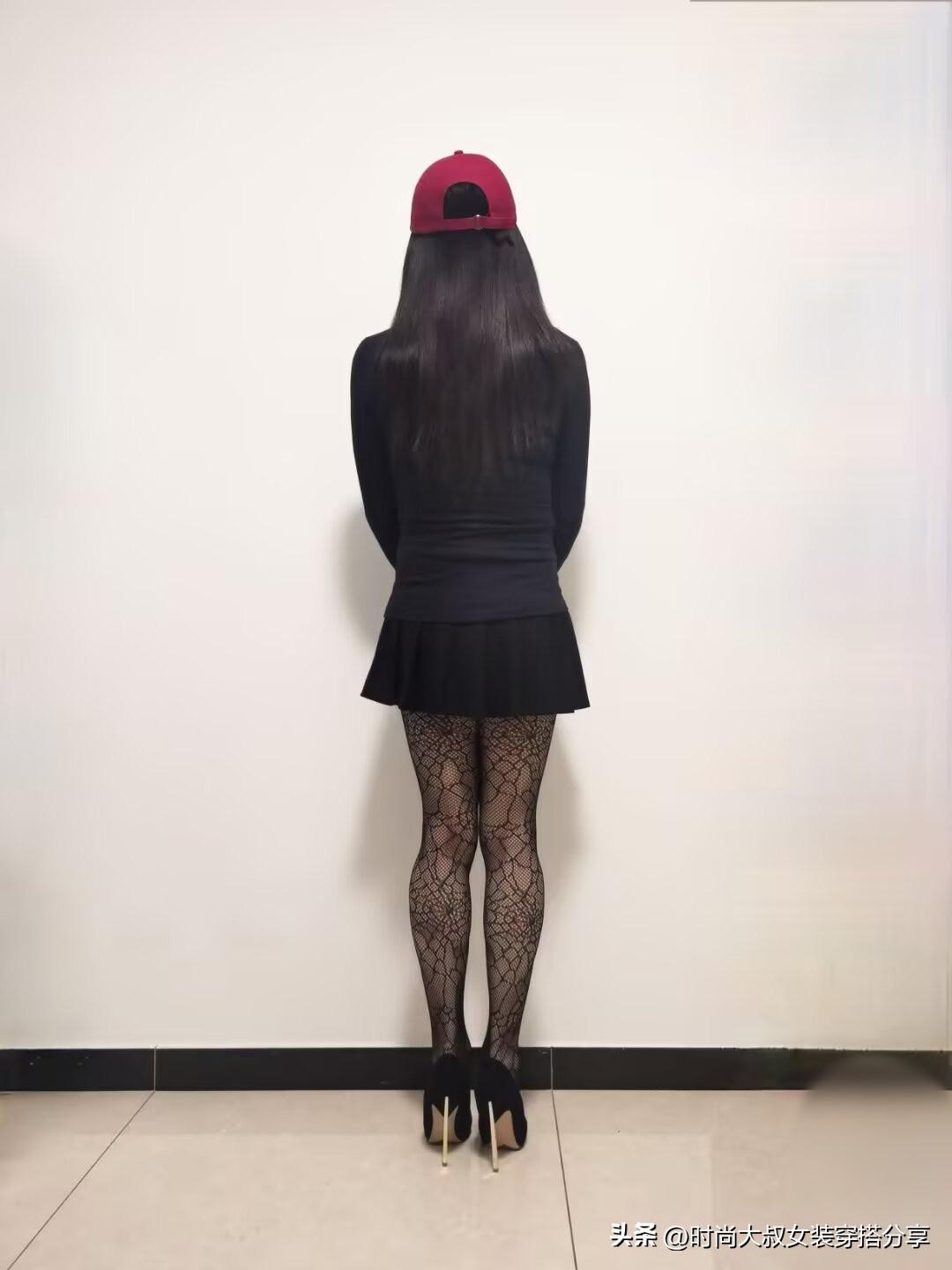 时尚大叔高跟鞋网袜穿搭照片分享！
时尚可没有年龄和性别限制，就说时尚大叔穿高跟鞋
