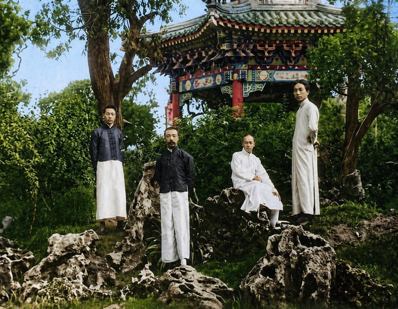 20世纪20年代，北京中山公园内，亭台假山环绕，苍木成荫，四位民国知识分子在此留