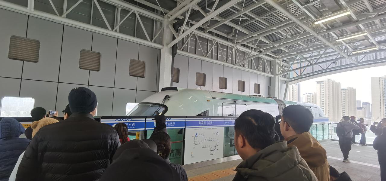 济南云巴和公交比较：有独立路权，发车时间稳定，公交间隔21分钟，云巴发车间隔6分