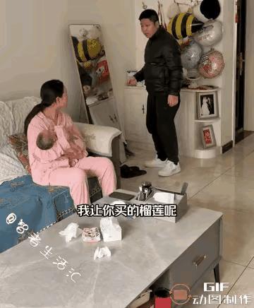 男子下班回家，刚进家门，就看到妻子正坐在沙发上哄孩子，他走进屋正想换鞋，妻子就盯