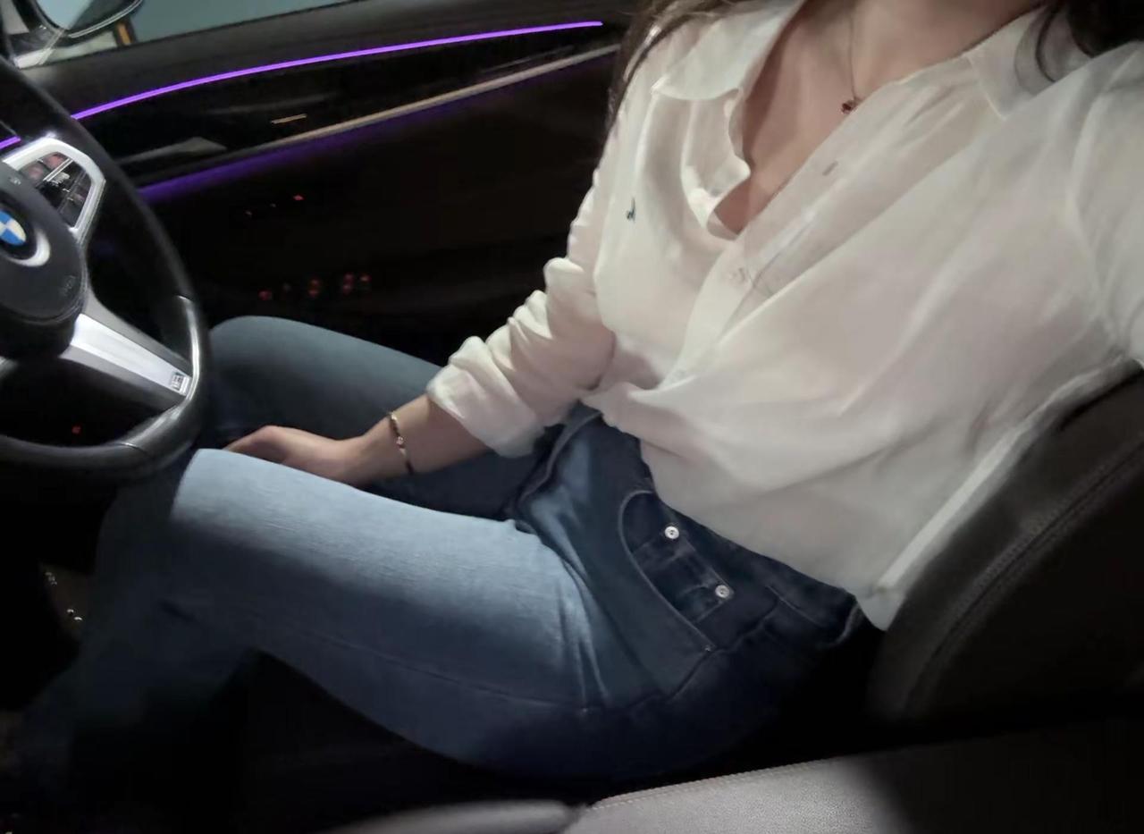 “不穿裤子不知道 一穿吓一跳胖得着实有点离谱了。我一定要减肥 不然拍照我真的找不