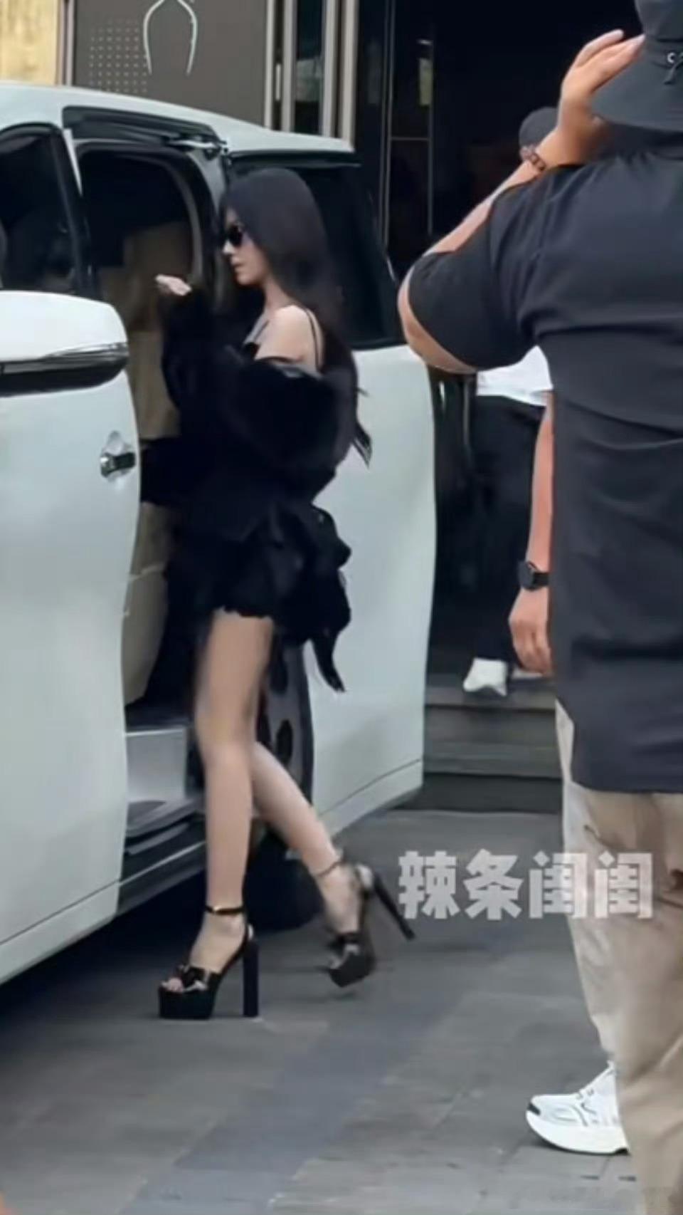 鞠婧祎腿好长饭拍截图:我觉得鞠婧祎的身高倒也不是谜，搜下这个车的车高还有她同款鞋
