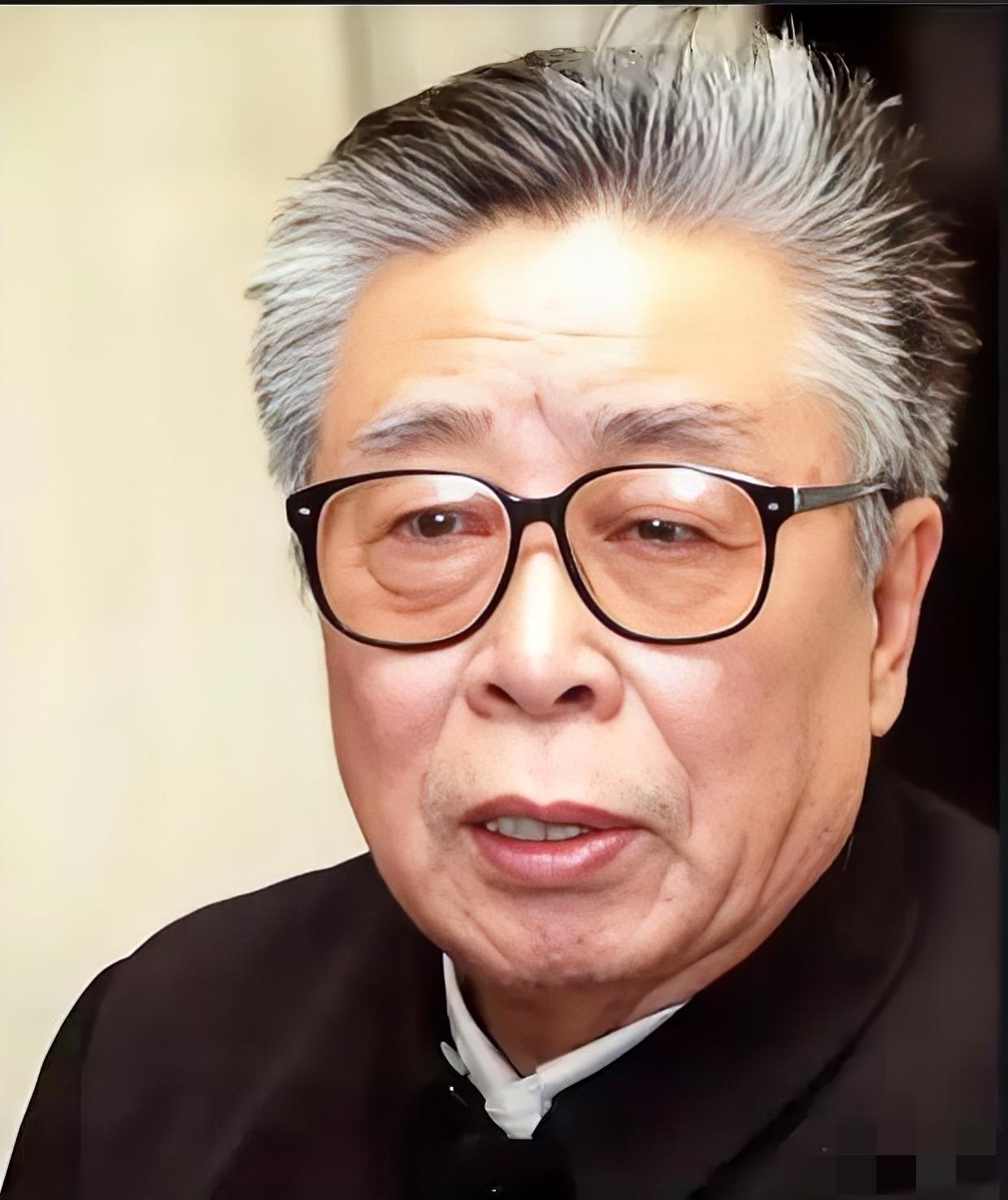 曲波去医院看病，遇到当时的副总理贺龙。得知曲波在机械部上班，贺龙忙问：你认不认识