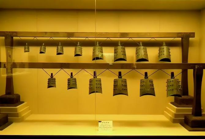 1990年，马承源在香港的一家古玩店闲逛，看到角落里有一套青铜编钟。马承源问价，