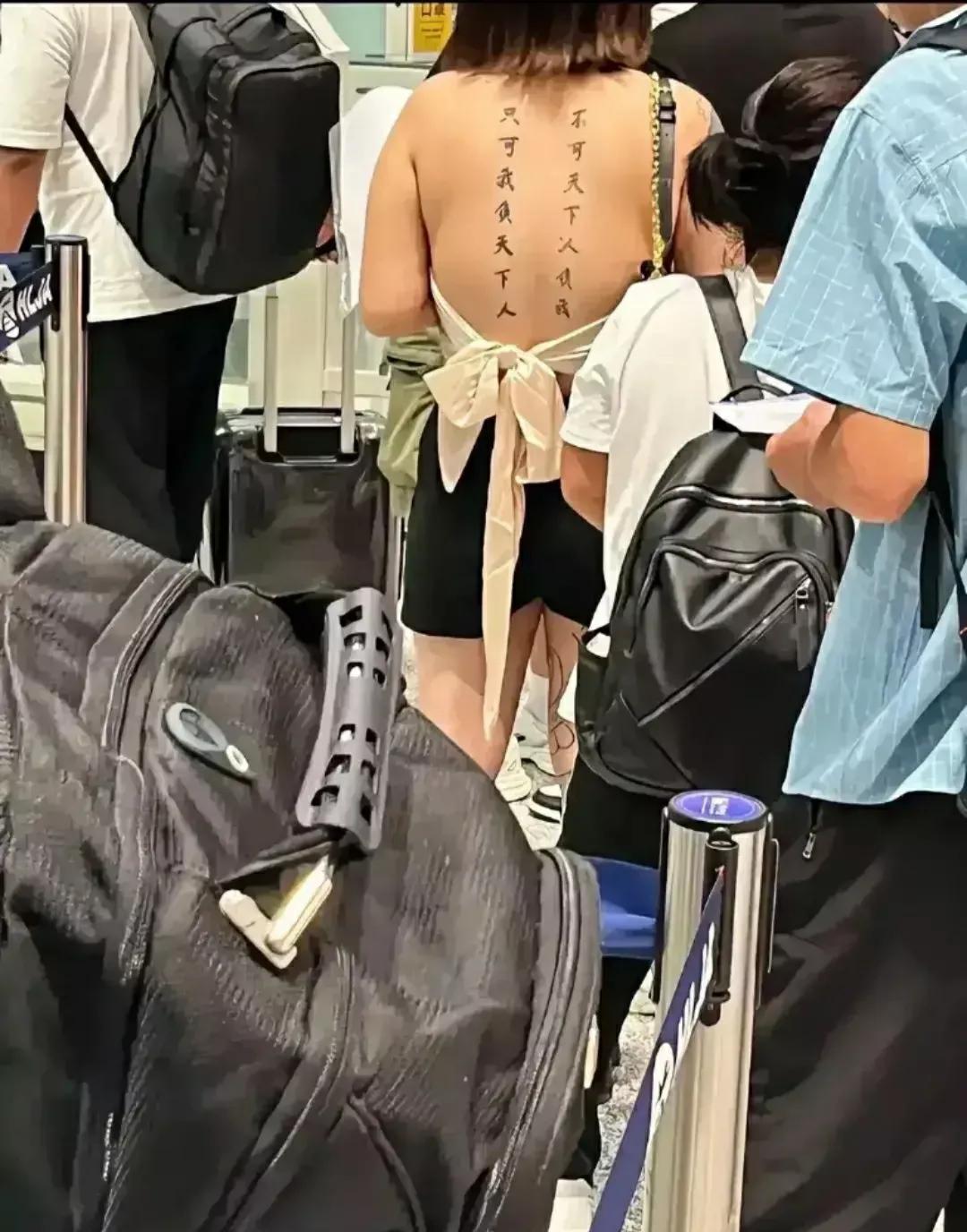 小姐姐竟然在背上写字