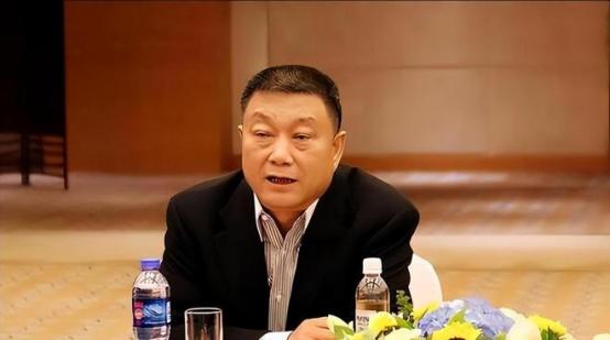 1989年，乌鲁木齐市的一小伙子不顾家人反对，以8万块的天价租下废弃电影院。朋友