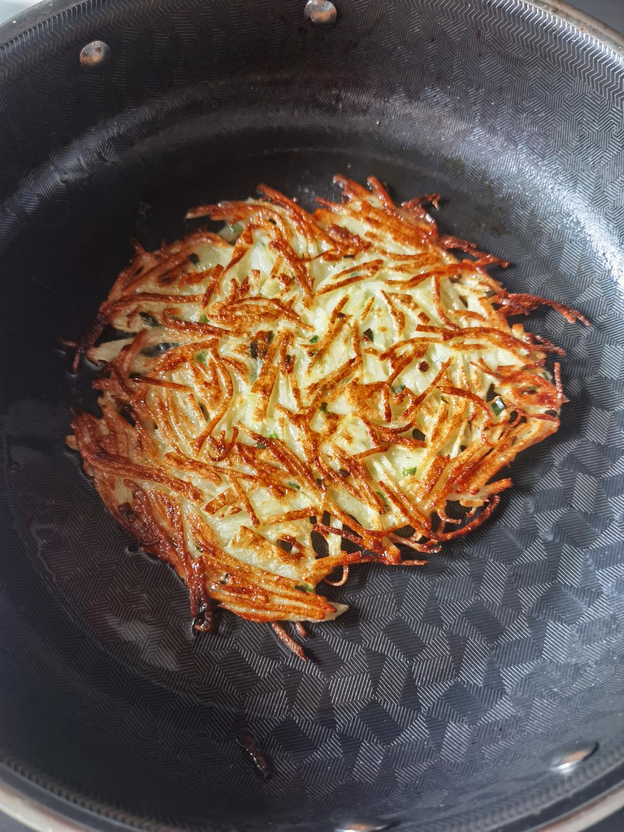 二张土豆丝饼，一大一小，配点生菜，早餐。