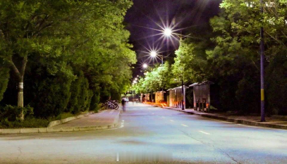 刚刚做完夜晚眩光测试我的视觉感受如图～今天做完一堆检查医生最重要的一个术前提醒就