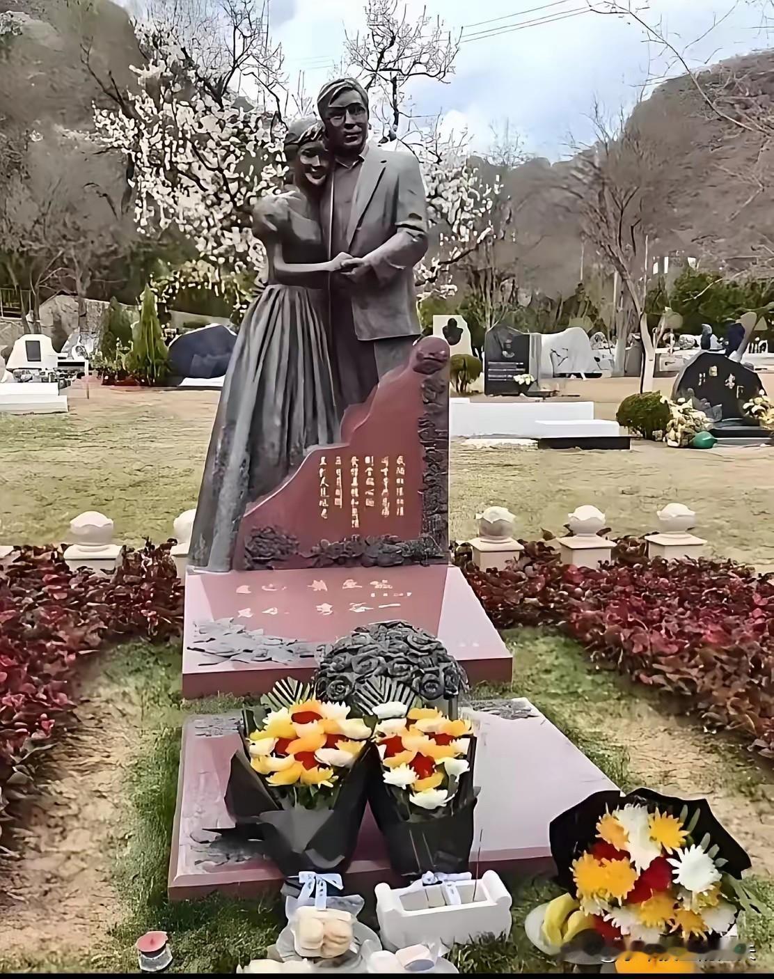 这是李谷一老师和她丈夫萧卓能的夫妻双墓。有人不明白，为啥李谷一老师还活着，就在已