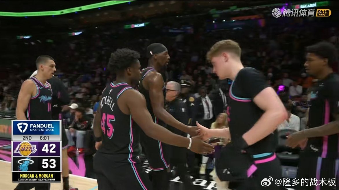 湖人落后11分，进入暂停湖人vs热火