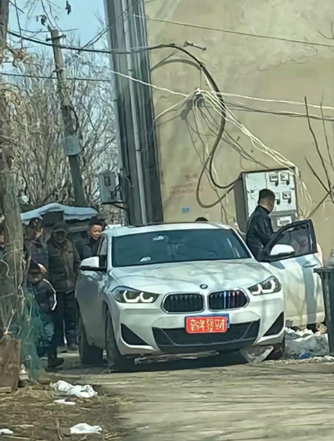 刚看到一网友分享自己的经历：“家里有三台车，每次去乡下都是开着最便宜的车，车也不