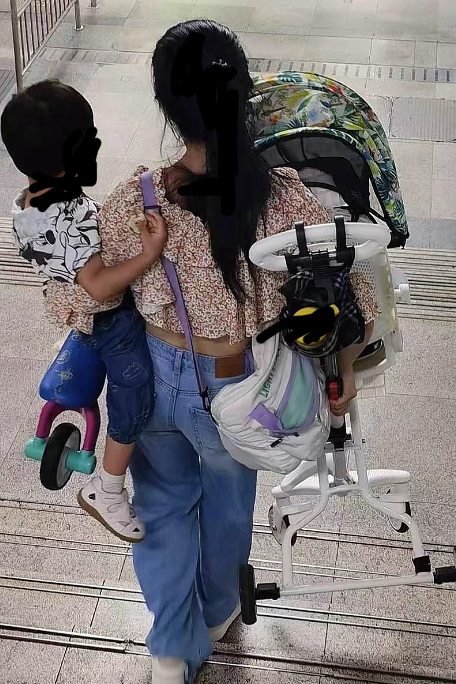 你是在那一瞬间变得冷漠的。

今天下楼去拿个快递．被迎面走来的年轻妈妈推着的一个