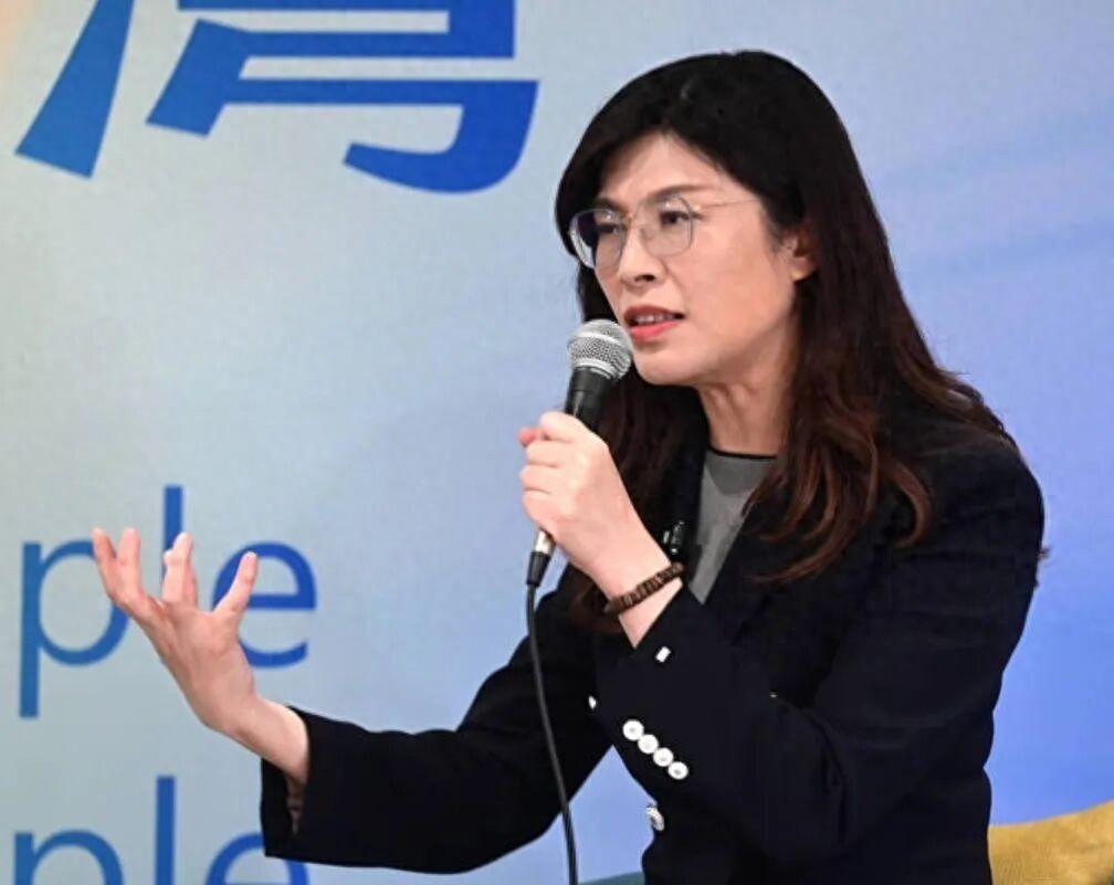 [玫瑰]
台湾政坛的态度风向变得比天气还快，郑丽文短短四天的立场大变，直接终结了
