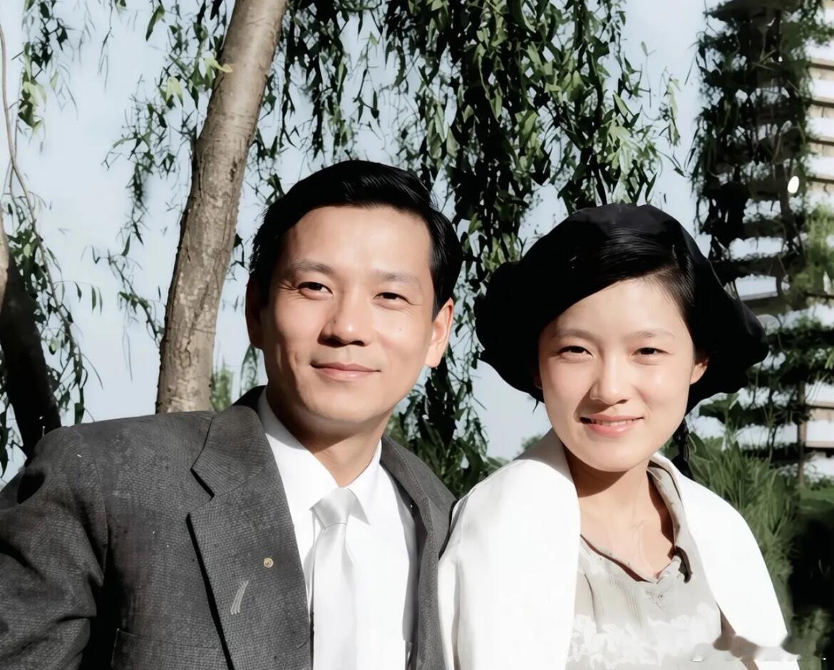1956年，21岁的章含之与未婚夫洪君彦在北海公园游玩时，留下的合影，两人当时正
