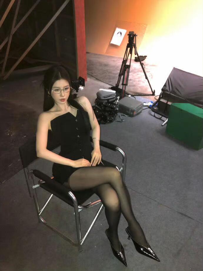 虞书欣黑丝尖高跟熟女感虞书欣铁了心要养梦女[好爱哦] ​​​
