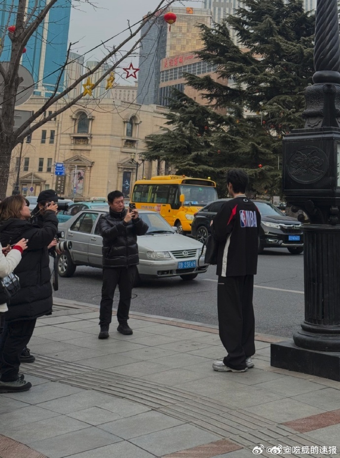 中山广场偶遇陈飞宇偶遇陈飞宇拍巴黎时装周出发图阿瑟又白干了 偶遇陈飞宇在中山广场