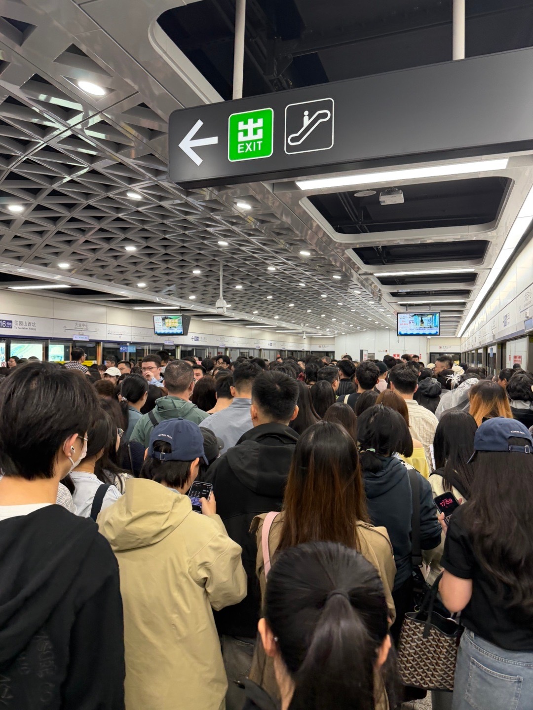 看个演唱会…这也太多人了吧 深圳·大运(地铁站)