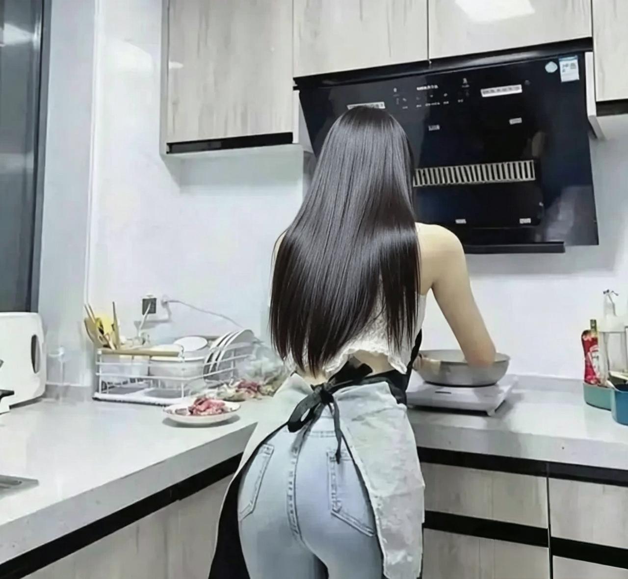 长发及腰不一定就是美女的标配，但长发确实能给人增添不少温柔气质。就像看到那个长卷