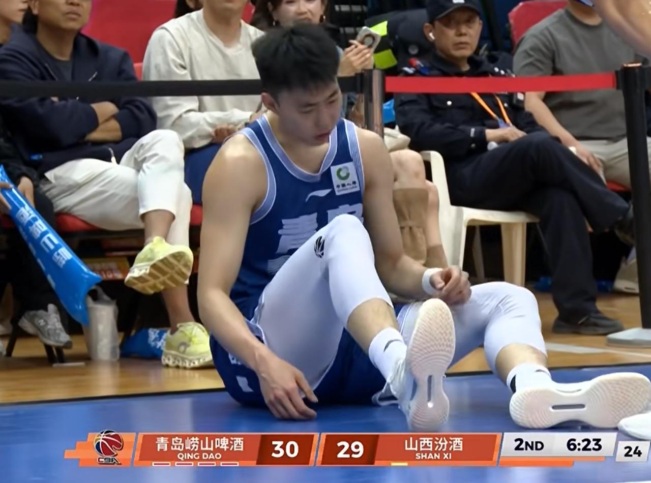 突发，青岛队段昂君意外受伤，刘维伟很着急！
CBA 季后赛 12 进 8 首轮战