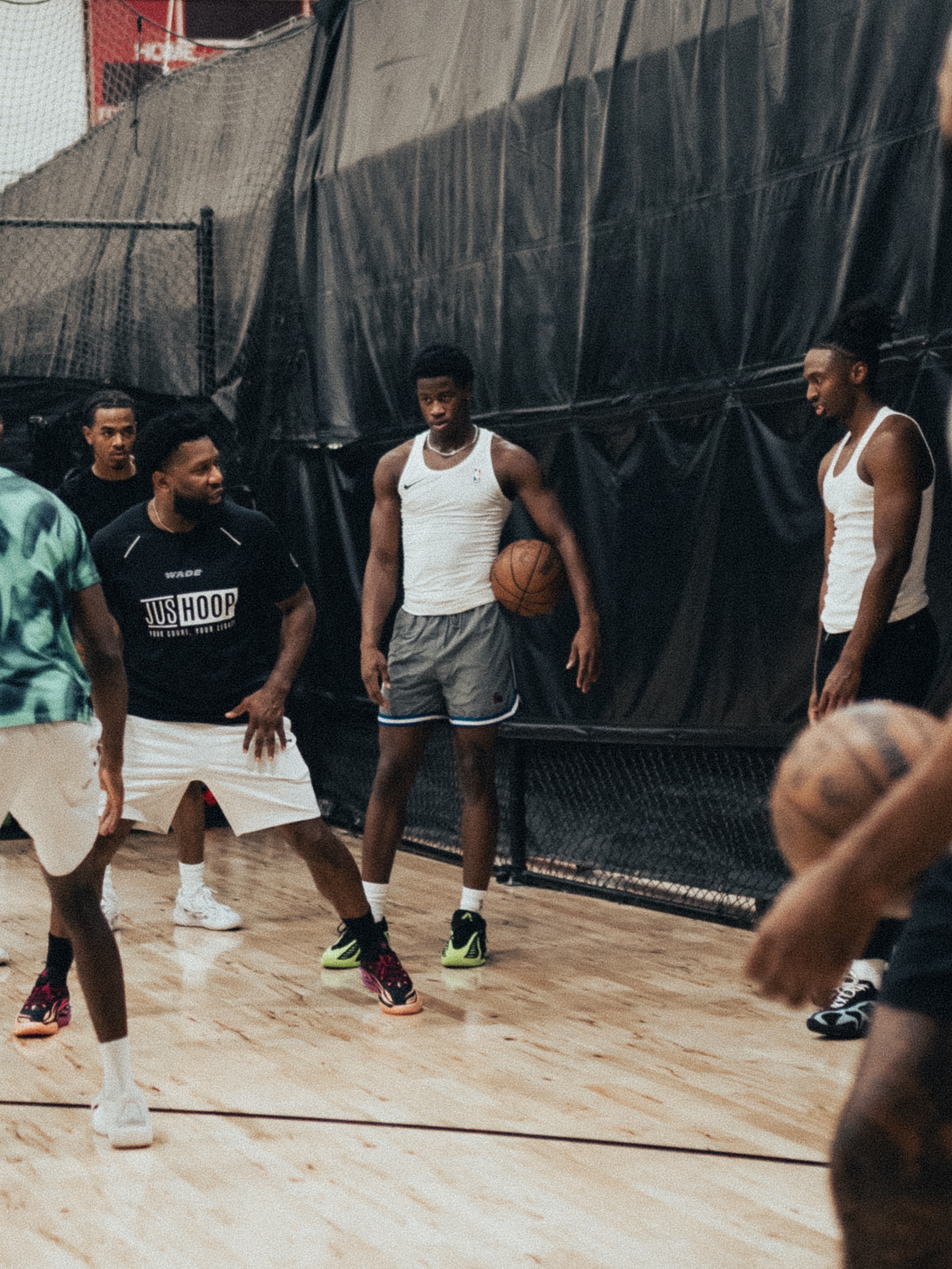 训练师Chris Johnson晒照，近期与多位NBA球星钻研业务，老詹依旧保持