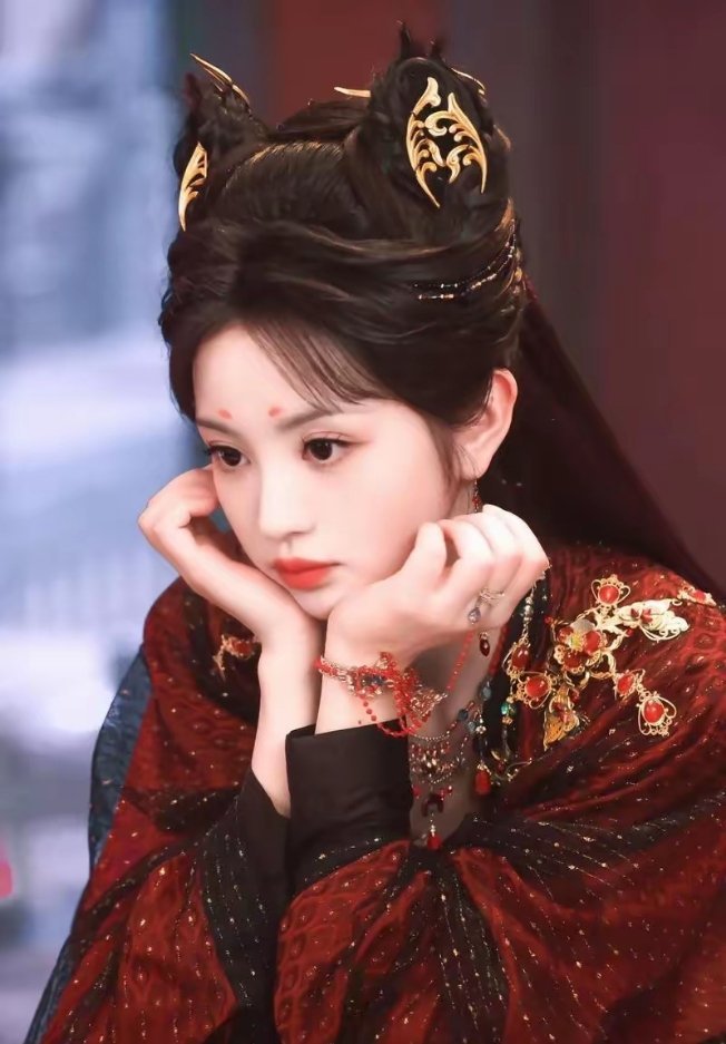 田曦薇演技和美貌哪个更出众？整体来看，田曦薇的美貌是她出圈的标志性优势，而演技则
