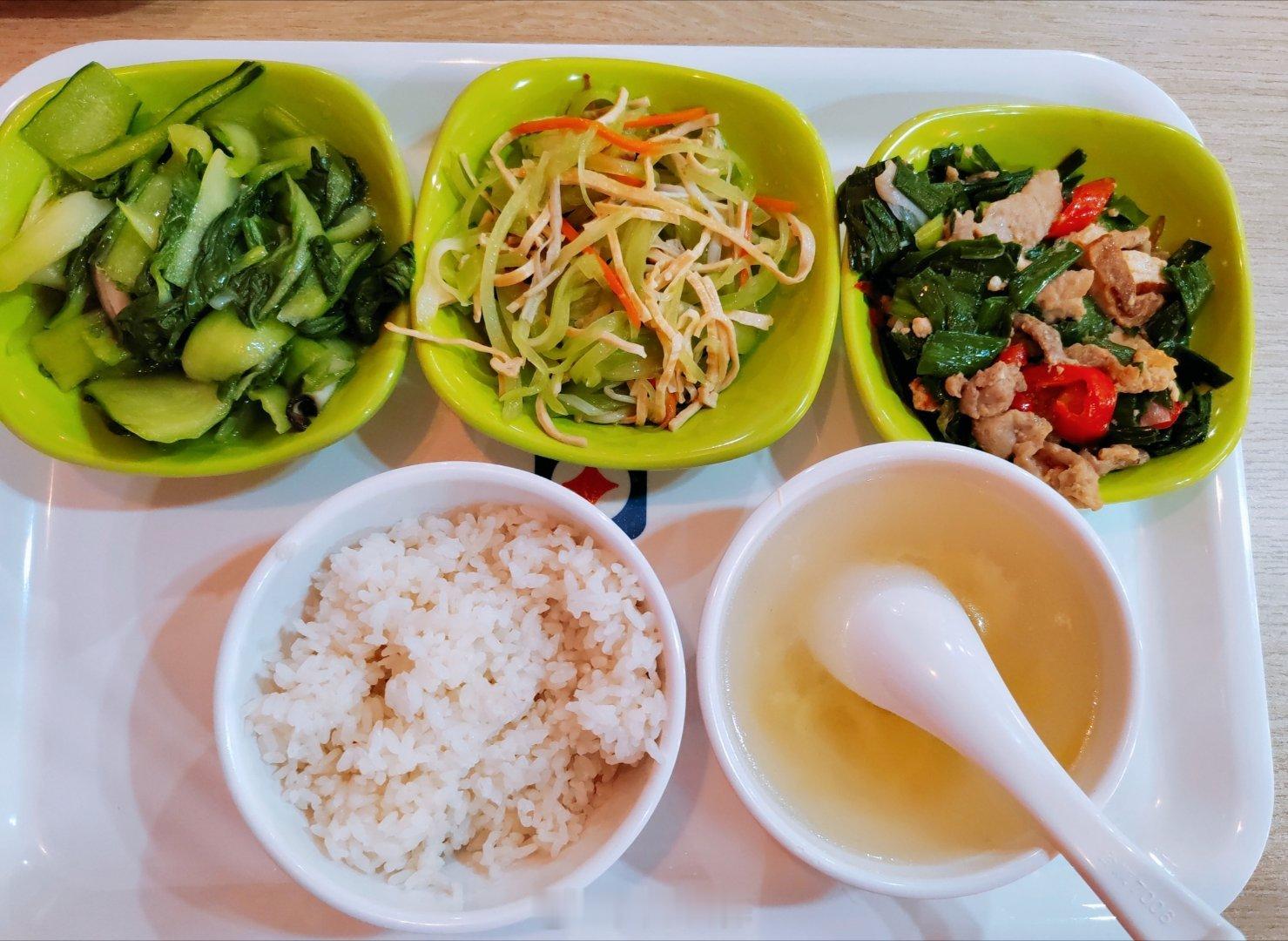 #便秘的人多吃高渣食物# 膳食纤维要充足，同时注意多饮水加身体活动，膳食纤维主要