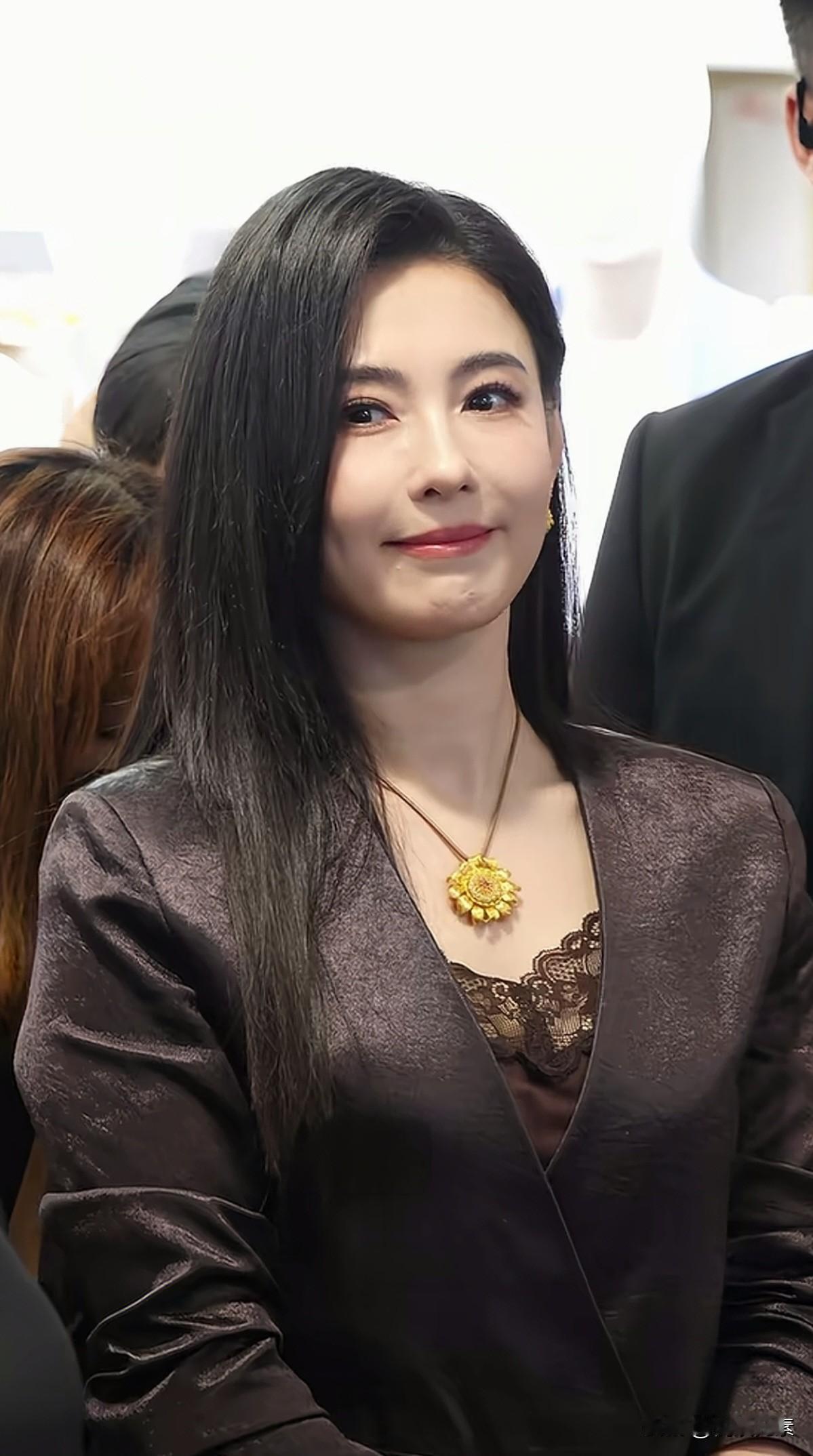 張柏芝真的很漂亮，是一个才华和智慧并存的女人。

所以即使她不是谢贤的媳妇，或者