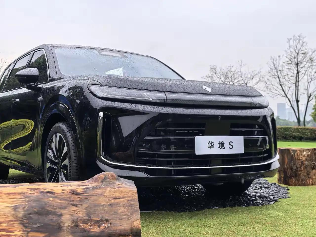 华境S从全系标配的华为智驾与安全系统，到越级的“532”大六座空间，华境S在每一
