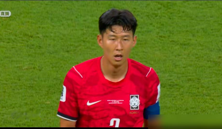 韩国队2-1逆转捷克。
但赛后，孙兴慜黑着脸第一个走回了更衣室。
镜头没给他。