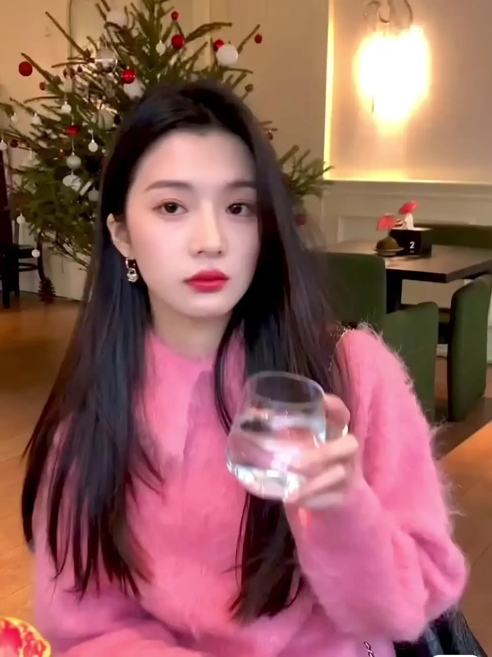 爱是在你看不见的地方忠诚于你 爱也是在没你的地方以你为约束.