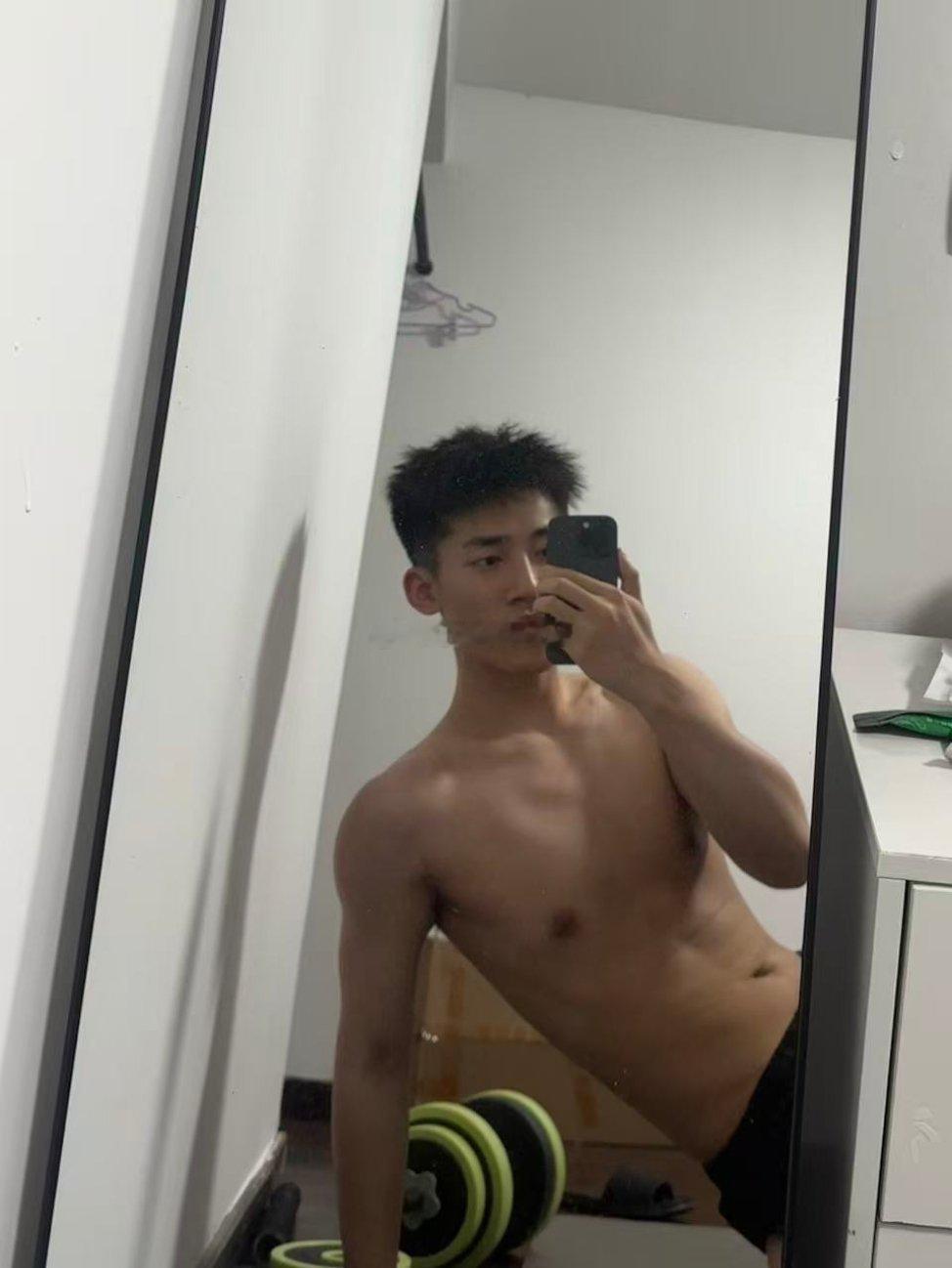 晚上居家健身完当然要拍一张 ​​​