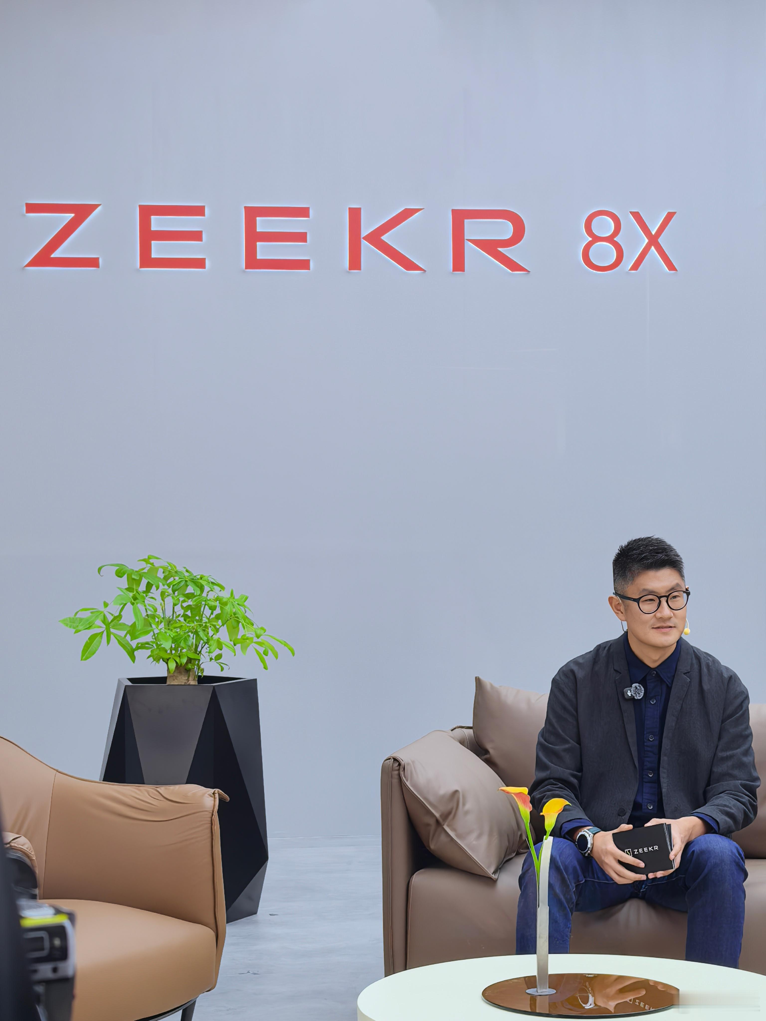 看完F1没回北京，留在上海继续关注极氪8X预售，还跟极氪的朋友们一起直了个播。就