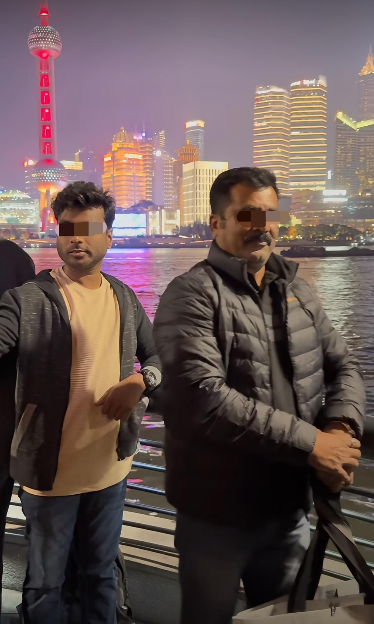 印度人不是说孟买的繁华是上海三十年都追不上的吗，怎么还来上海拍照打卡来了呢？
