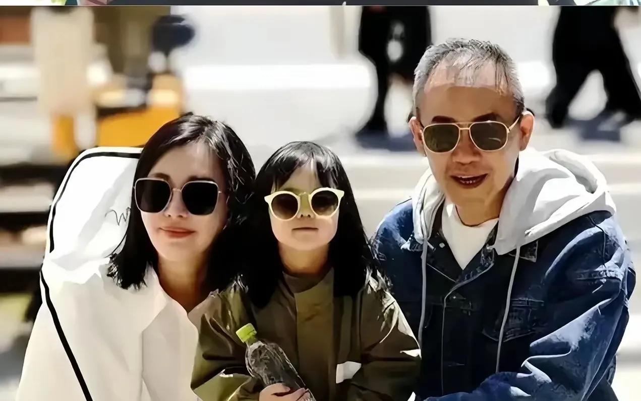王石与田朴珺的女儿已经4岁了。
跟着爸爸妈妈一起世界各地旅游见世面，还曾经被英国