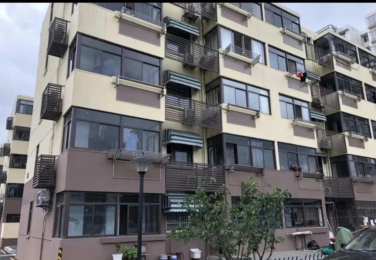 去年外公去世，留下一套200多万的房子，由舅舅、小姨和我老妈平分。

房子挂到中