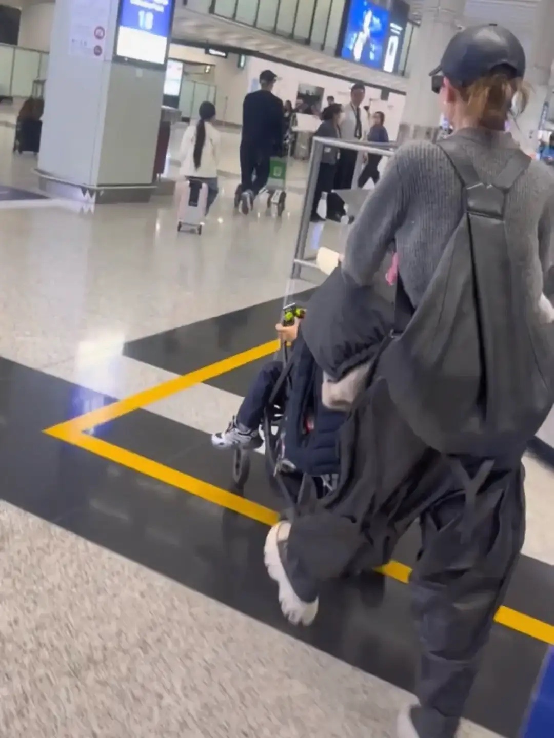 偶遇戚薇李承铉一家四口出游，3岁儿子正脸好萌，和姐姐lucky很像！ 