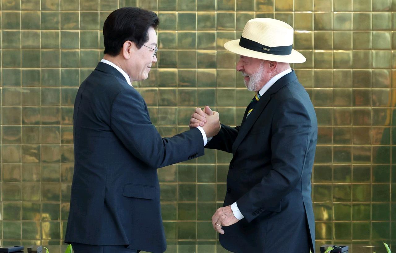他们两个貌似谈的不错，宣布共同开发稀土元素。巴西出矿，出地，韩国出技术，出资金，