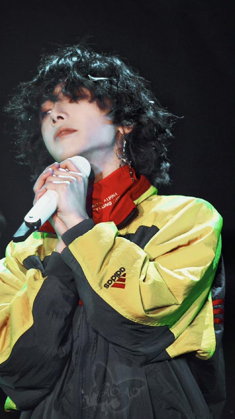 华晨宇 上一期没来亏了 错过秀梅老师的犀利又可爱的点评，错过评审席的趣味互动，花