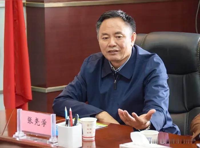 学界精英跌落神坛，名利场中守不住本心终会自食恶果
 
一纸公示落下，昔日受人敬重