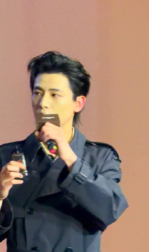 辛云来肯定是个i人，怎么这么好玩，手红红的，耳朵也红红的。
喷香水的反应也好好玩